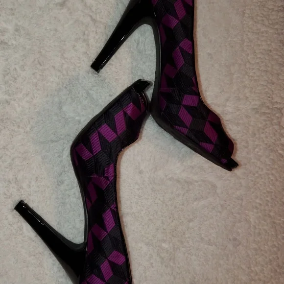 Stylish Pink and Black Women's Heels - Picture 3 of 8